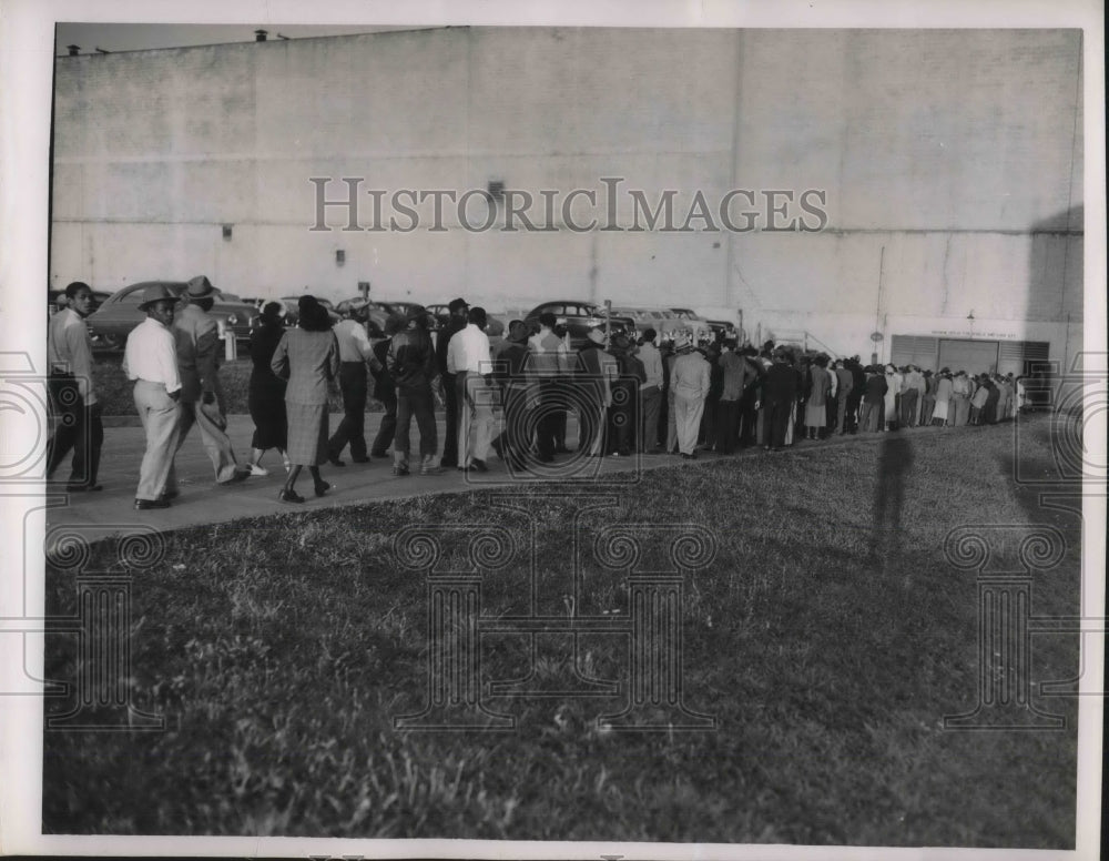 1950 Applicants at Cadillac tank plant in Cleveland - Historic Images