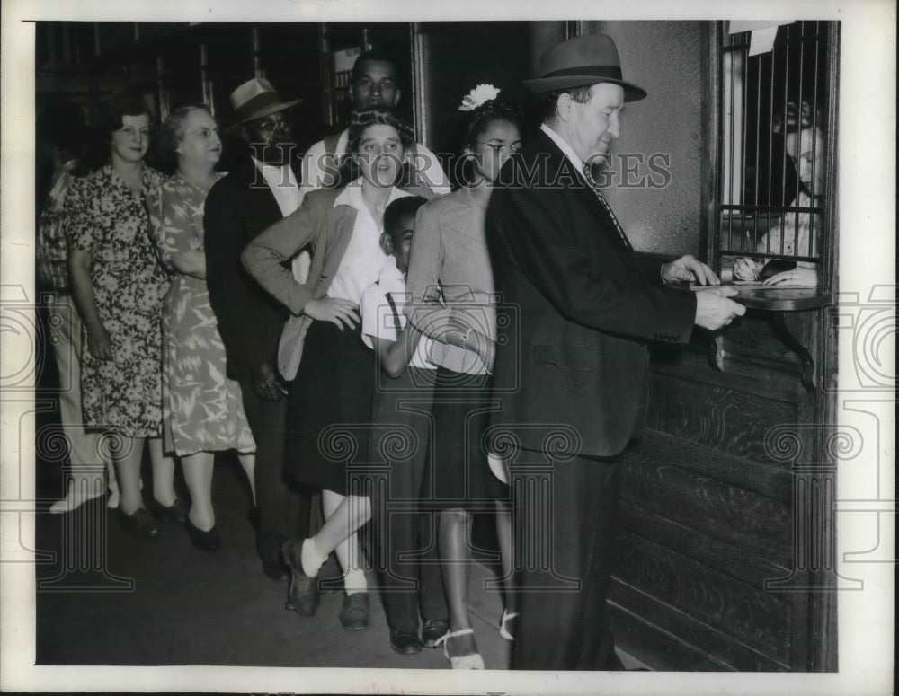 1945 Press Photo New Haven, Conn. Jaxubiszyn at paymasters window of Winchester - Historic Images