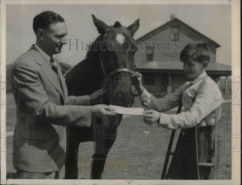 1941 Press PhotoLH Bell a railroad official presenting check Merle Martz, a 13 - Historic Images