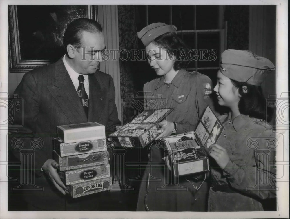 1946 Press Photo Mayor William O'Dwyer examines the Friendship Boxes shown to - Historic Images