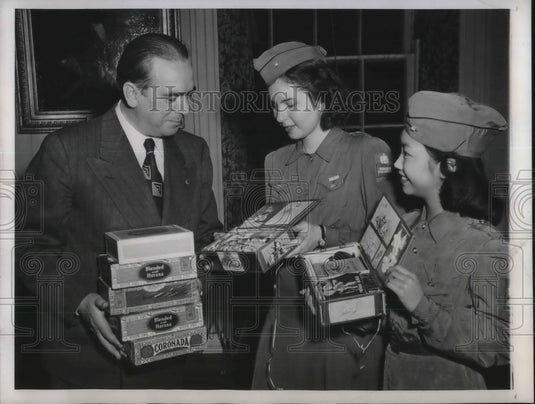 1946 Press Photo Mayor William O'Dwyer examines the Friendship Boxes shown to - Historic Images