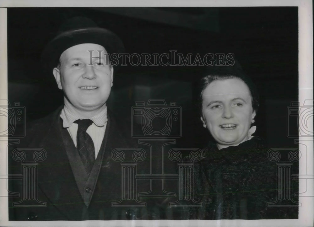 1941 Henry Arthur Mallet, Retired British Naval Officer Greet by Wif - Historic Images