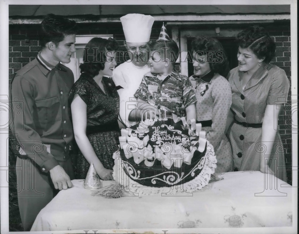 1953 Press Photo Hess Orphans Celebrate Brother&#39;s Sixth Birthday In Chicago - Historic Images