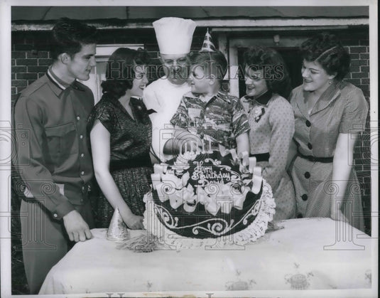 1953 Press Photo Hess Orphans Celebrate Brother's Sixth Birthday In Chicago - Historic Images