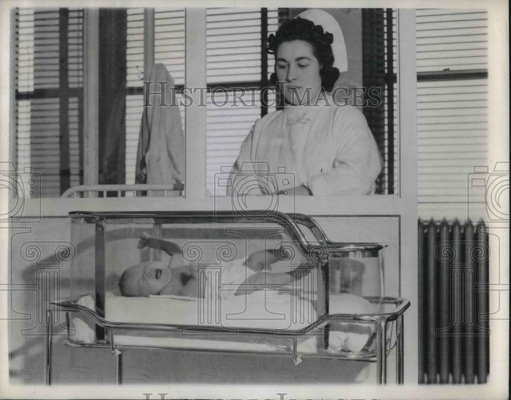 1941 Press Photo Nurse Mary Kelly Watches Baby Thru Transparent Bassinet - Historic Images