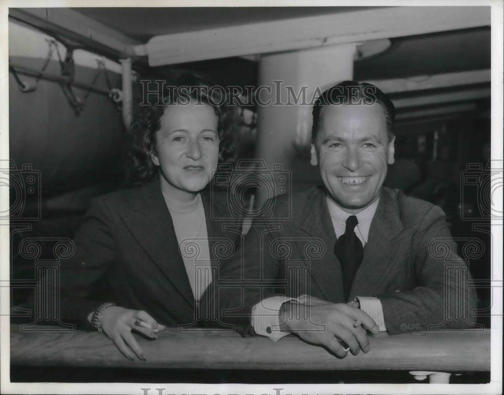 1941 Mr &amp; Mrs William Muller arrive in NYC from Switzerland - Historic Images