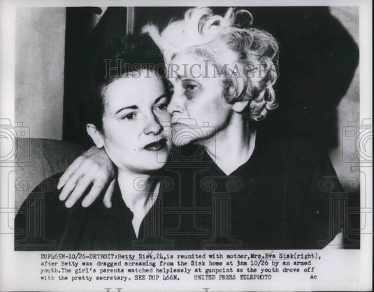 1953 Press Photo Detroit, Mich. Betty Sisk & mom Mrs E Sisk reunite after kidnap - Historic Images