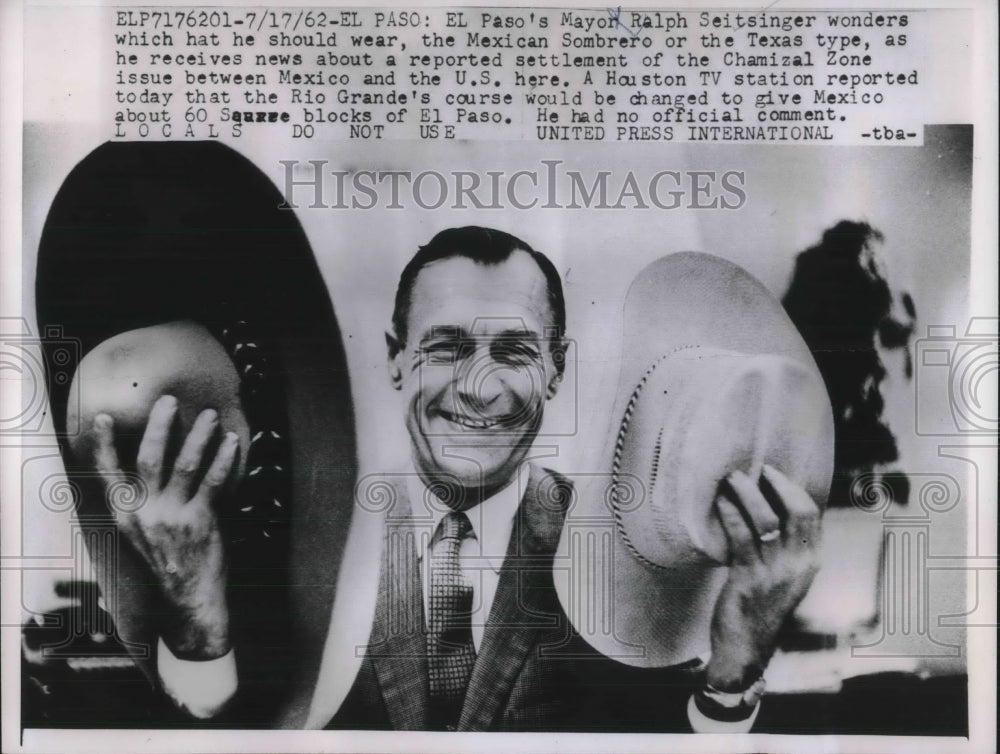 1962 El Paso, Tex. Mayor Ralph Seitsinger &amp; sombrero &amp; stetson - Historic Images