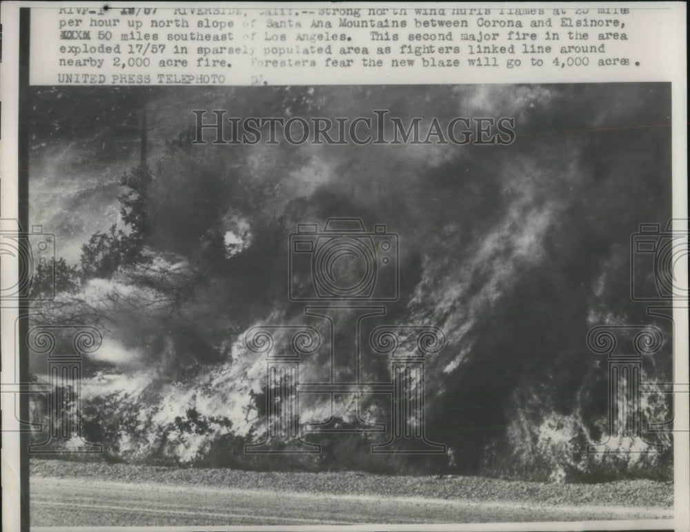 1957 Press Photo Winds Feed Fire In Santa Ana Mountains Between Corona - Historic Images