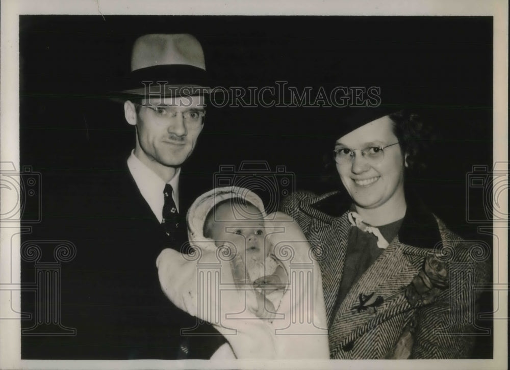 1941 Press Photo Mr. &amp; Mrs. James W. Russell and Baby Janet on Zamzam - Historic Images