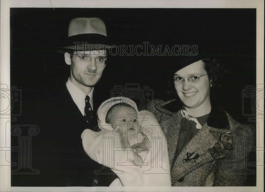 1941 Press Photo Mr. & Mrs. James W. Russell and Baby Janet on Zamzam - Historic Images