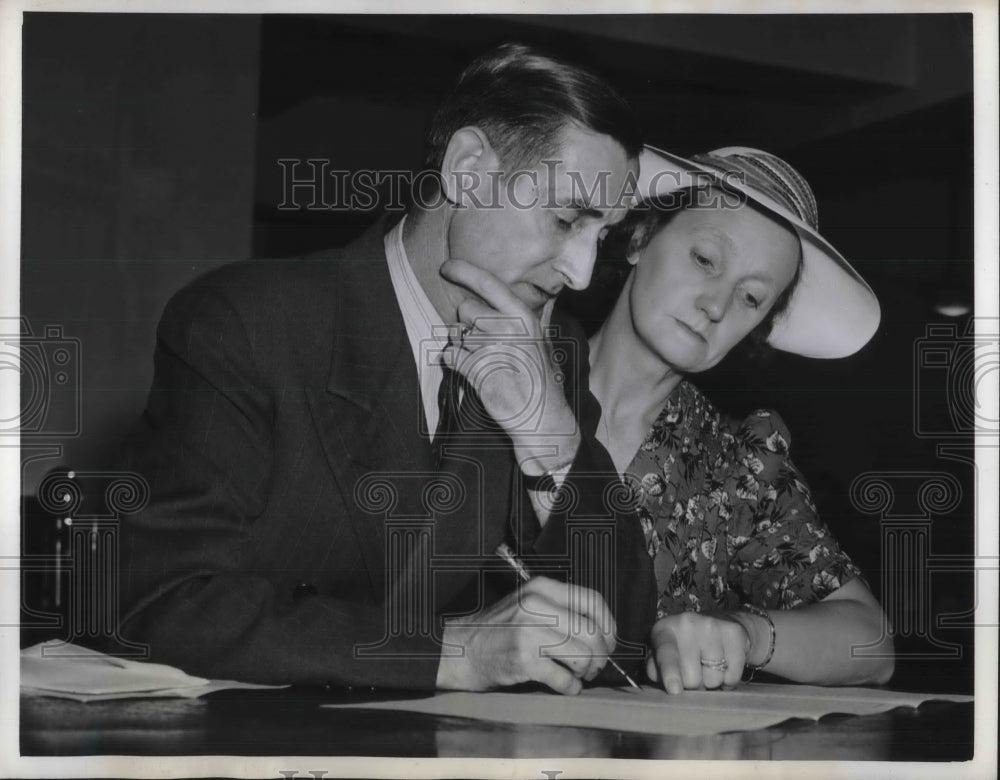 1941 Press Photo James William Riley Fills Enrollment Civilian Technical Corps-Historic Images