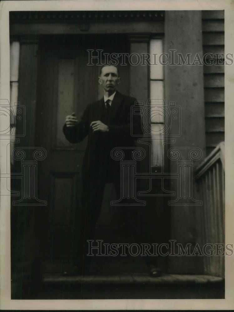 1927 Press Photo James Mills at home after his wife was found slain - Historic Images