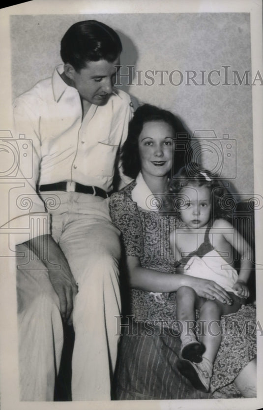 1939 Press Photo Elizabeth Funderburke snatched from death on train trestle - Historic Images
