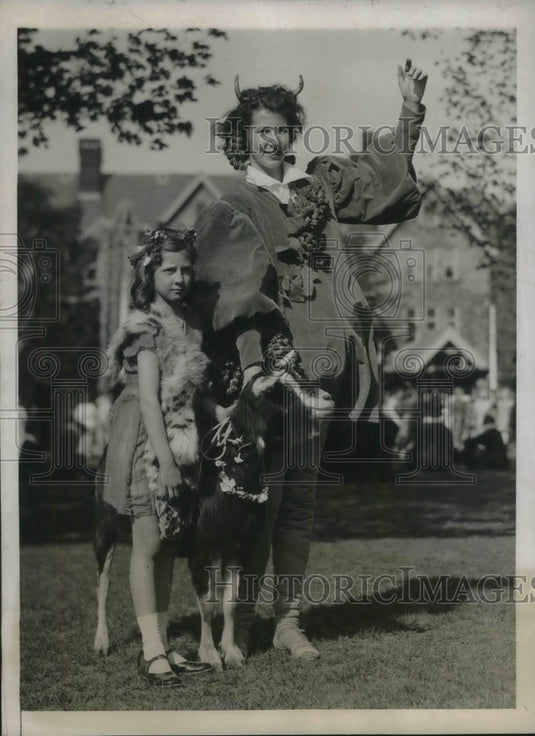 1932 Press Photo Lucy Fairbank & Mary McLeod prep for Bryn Mawr College May Day-Historic Images