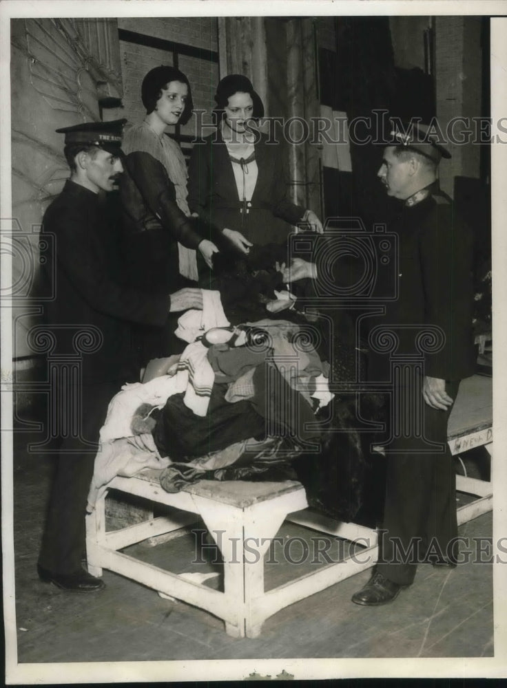 1930 Press Photo Show girls Aid in Collecting Clothes for Salvation Army - Historic Images