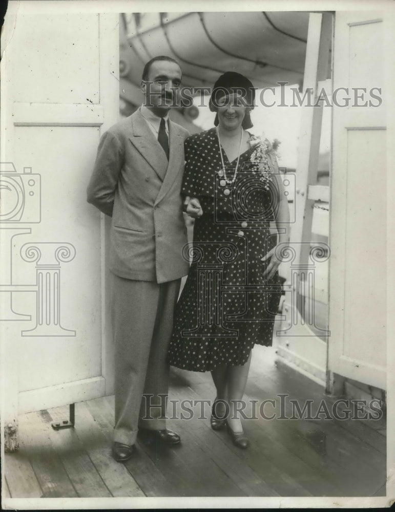 1930 Press Photo Sailing on SS Ile De France from New York Comm Rota and wife-Historic Images