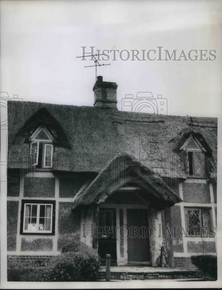 1958 Press Photo Typical Old English Country Home at Accrington with TV Antenna - Historic Images