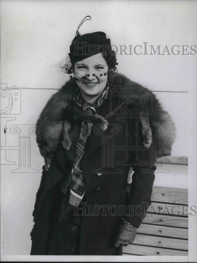 1934 Press Photo Viola Mitchell, Young American Violinist on S.S. Champlain - Historic Images