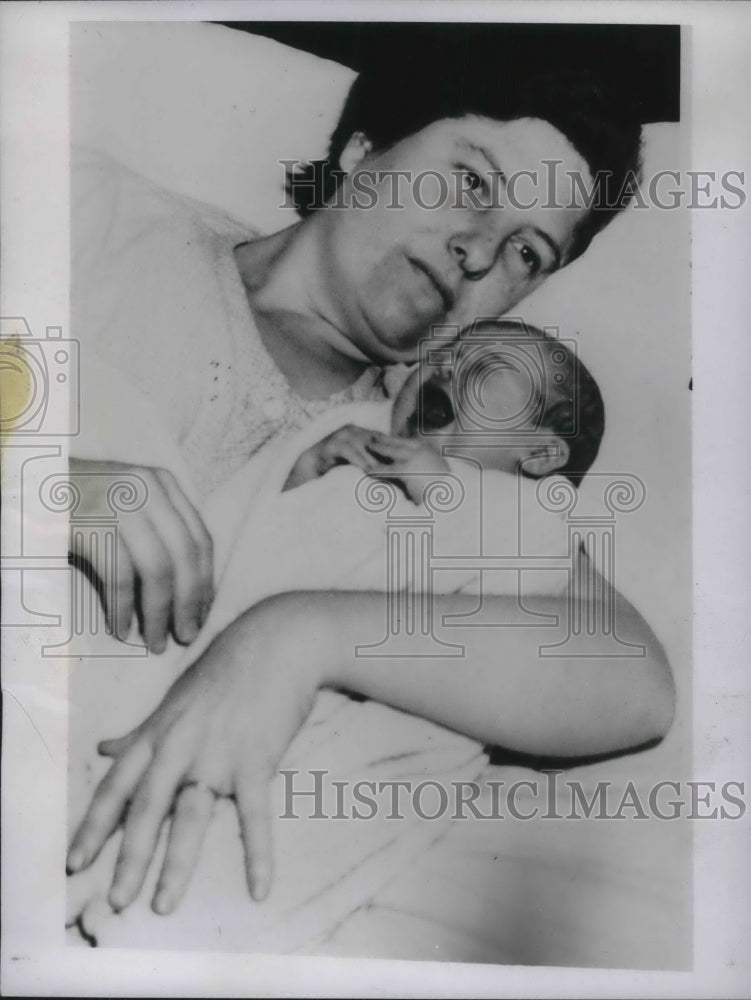 1934 Press Photo Mrs Mock with Baby Waiting Trial for Husband&#39;s Murder-Historic Images