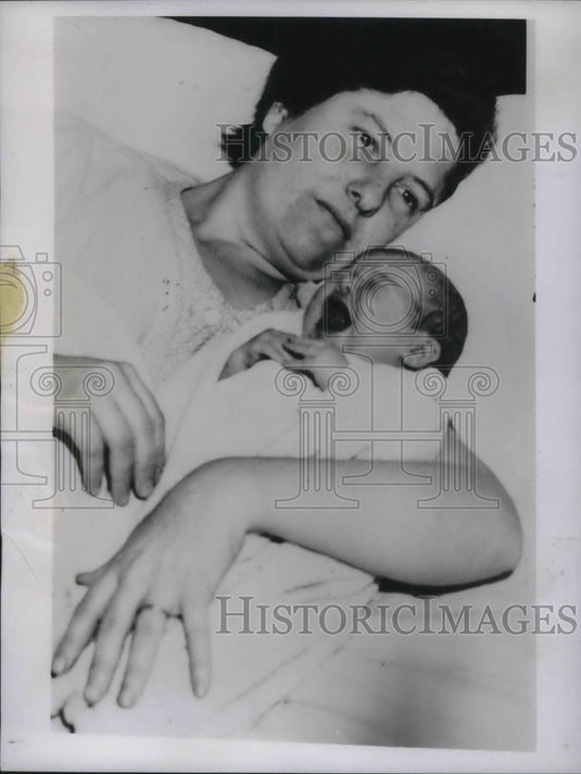 1934 Press Photo Mrs Mock with Baby Waiting Trial for Husband's Murder-Historic Images