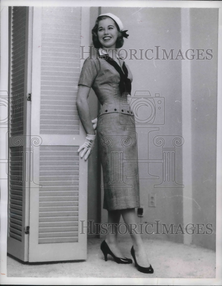 1956 Press Photo New York Young Lady Models Junior Sheath - Historic Images