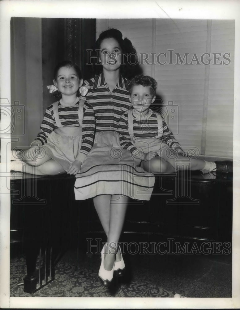 1941 Press Photo Siblings Model New Fashions in New York City-Historic Images