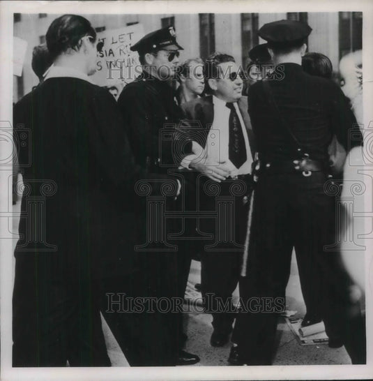 1952 Press Photo LA, Calif. Un-American Activities comm. , protestor & police - Historic Images