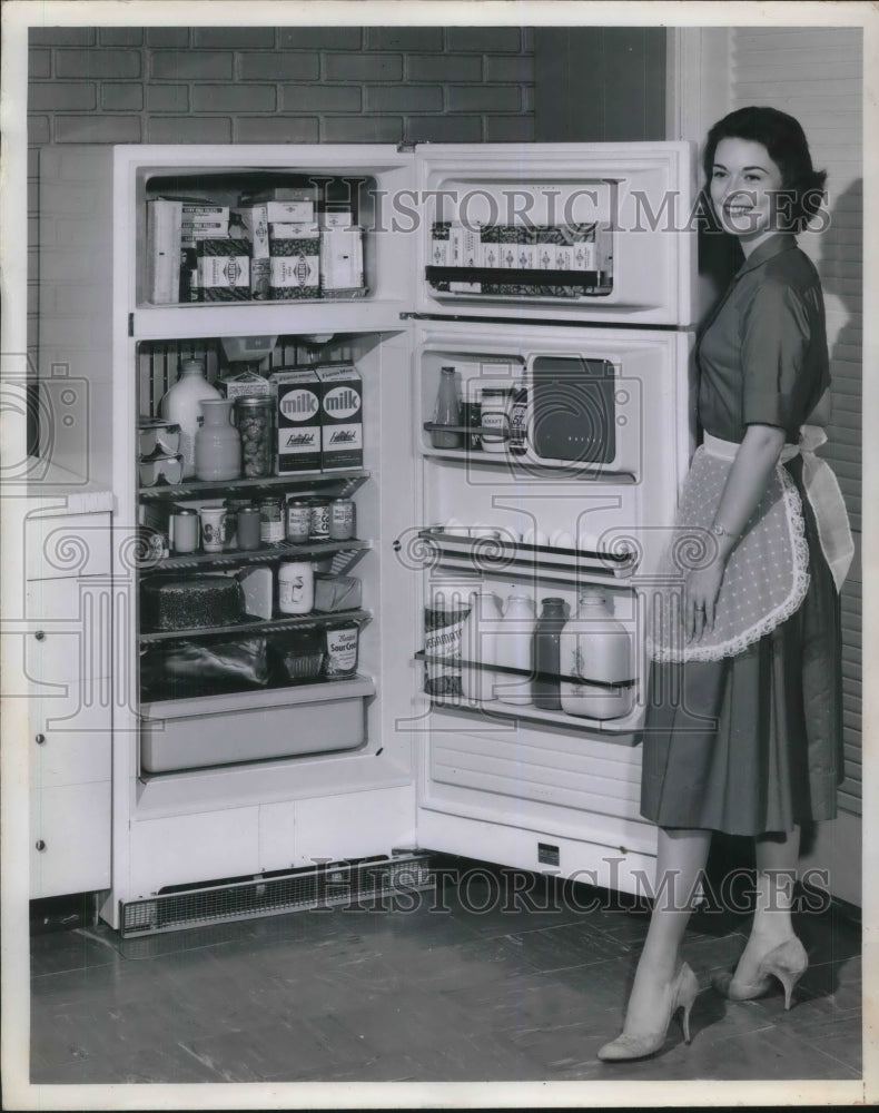 1961 Press Photo A housewife displays new GE refrigerator - Historic Images