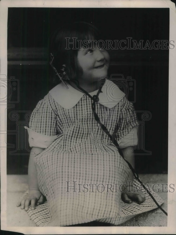 1922 Press Photo Dorothy Hasselbrook, listens to bedtime story on radio - Historic Images