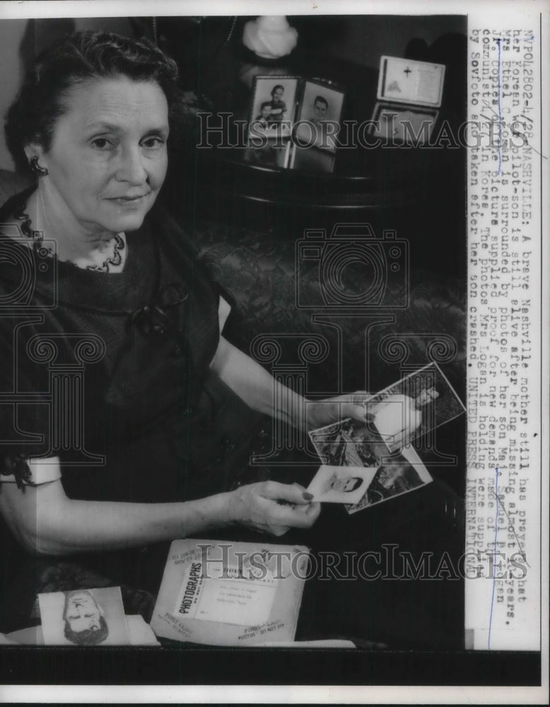 1959 Press Photo A Nashville mother holding a photo of her son who is off at war - Historic Images