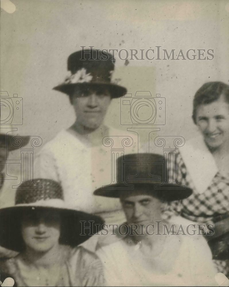 1937 Press Photo Mrs Minnie Clarke &amp; others - Historic Images