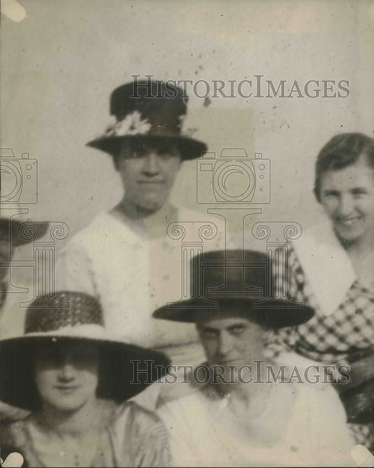 1937 Press Photo Mrs Minnie Clarke & others - Historic Images