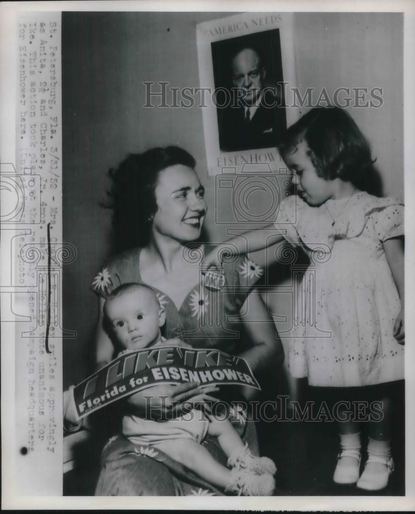 1952 Press Photo St Petersburg, Fla Mrs C Holley & kids with banner for Ike - Historic Images