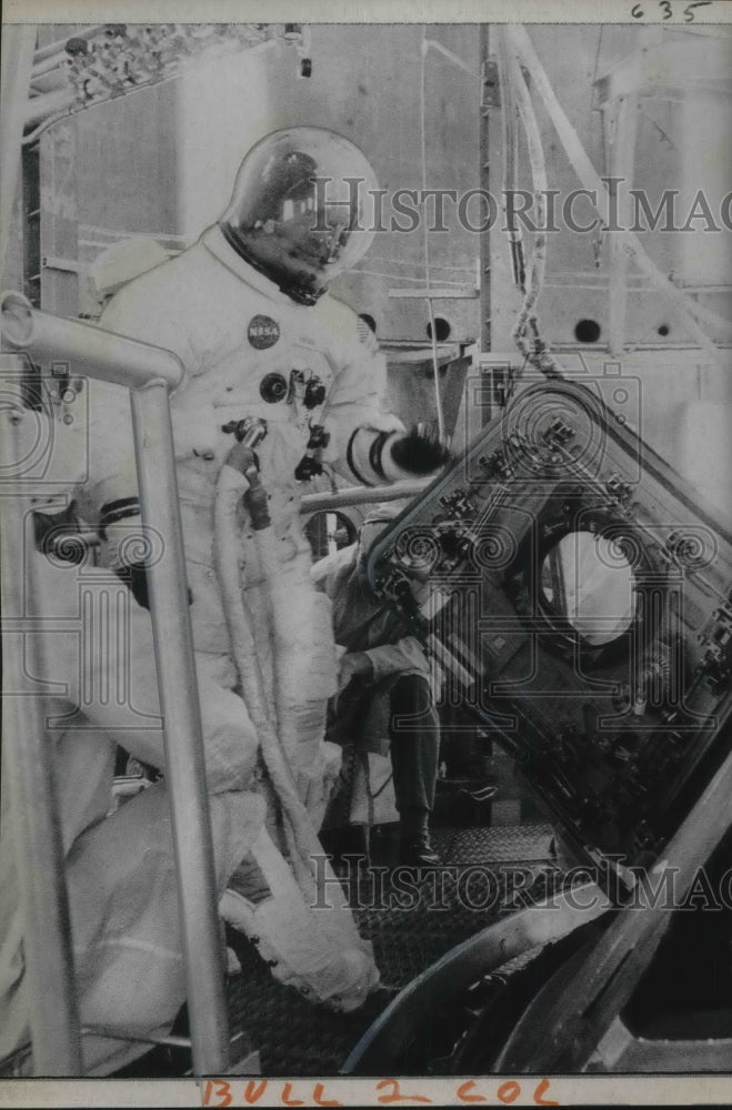 1970 Press Photo Apollo 14 Commander Alan Shepard Enters Command Module - Historic Images