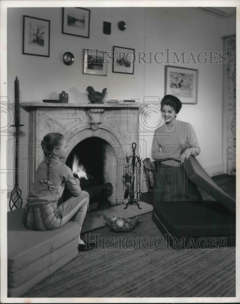 1961 Press Photo Homemaker entertains in front of her fireplace - Historic Images