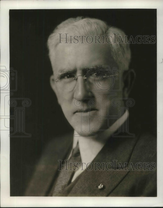1933 Press Photo Chairman W.R. Angell posing for photo - Historic Images