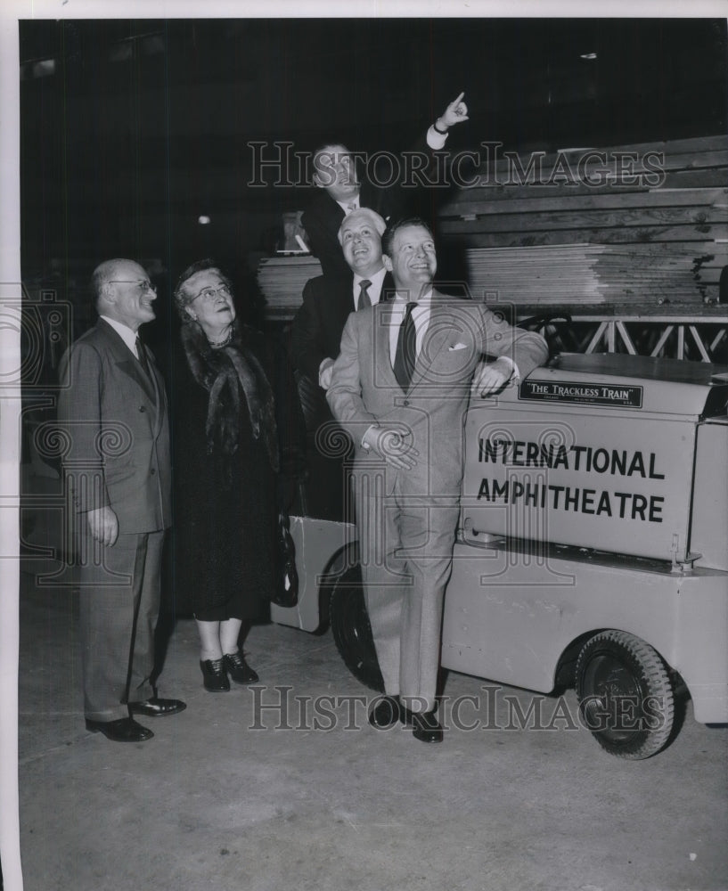 1955 Press Photo People inspecting site of 1956 Democratic national convention-Historic Images