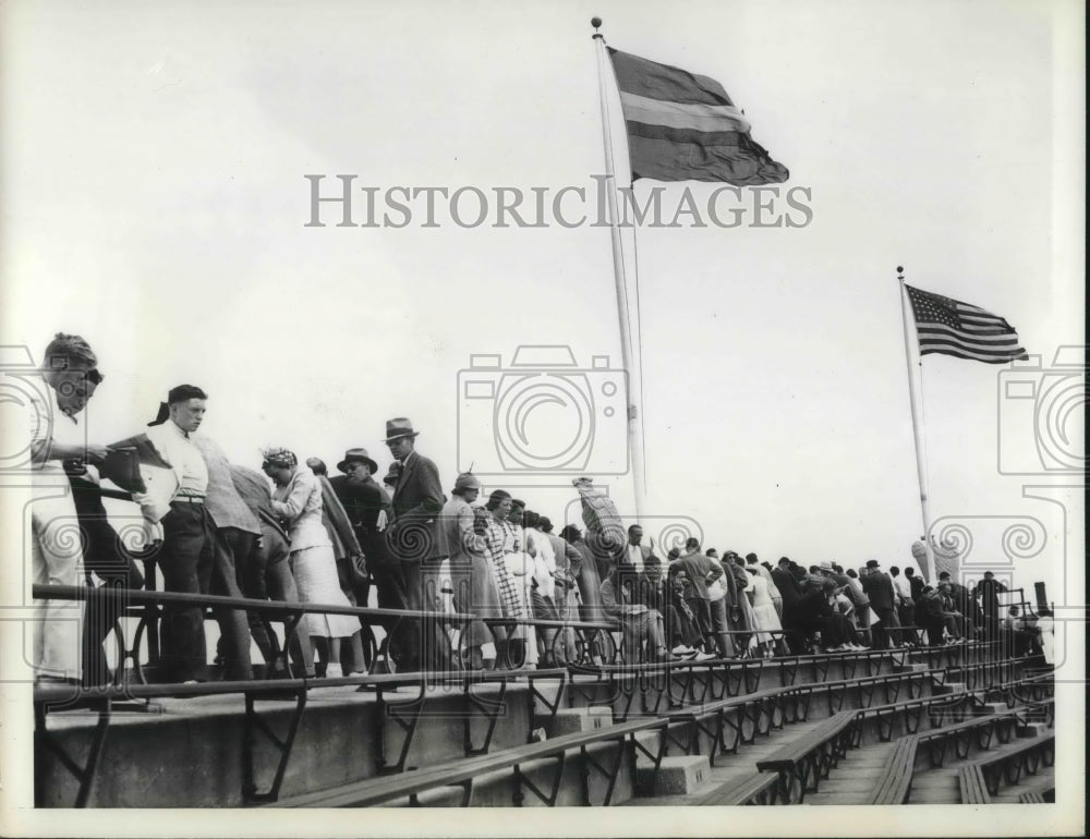 1936 Press Photo Crowds at Fabian-Bundy upset at a stadium-Historic Images