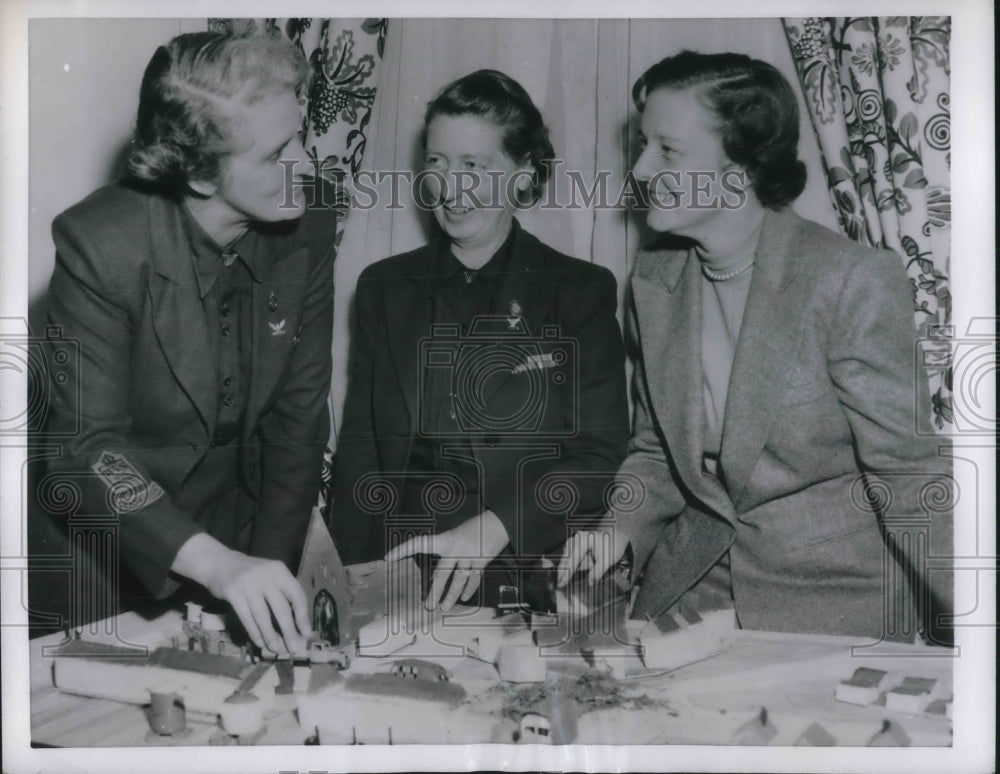 1952 Press Photo Phila.PA Civil Defense leaders H Gammon, Mrs St Claire Hamilton - Historic Images