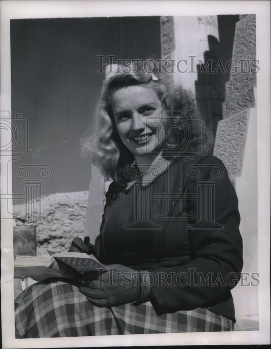 1949 Press Photo Archeological Student Claire Arias Attends Outdoor Class - Historic Images