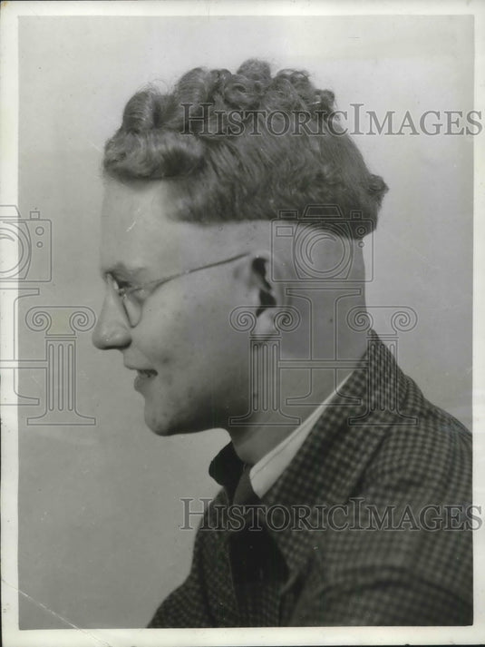 1940 Press Photo James Gene Autry Gets Gulliver's Trim Haircut - Historic Images