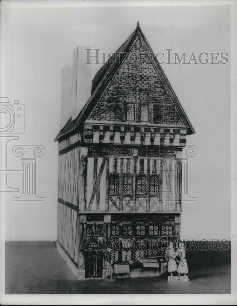 1935 Press Photo Model Of House Of Medieval European Town Univ Of Penn Museum - Historic Images