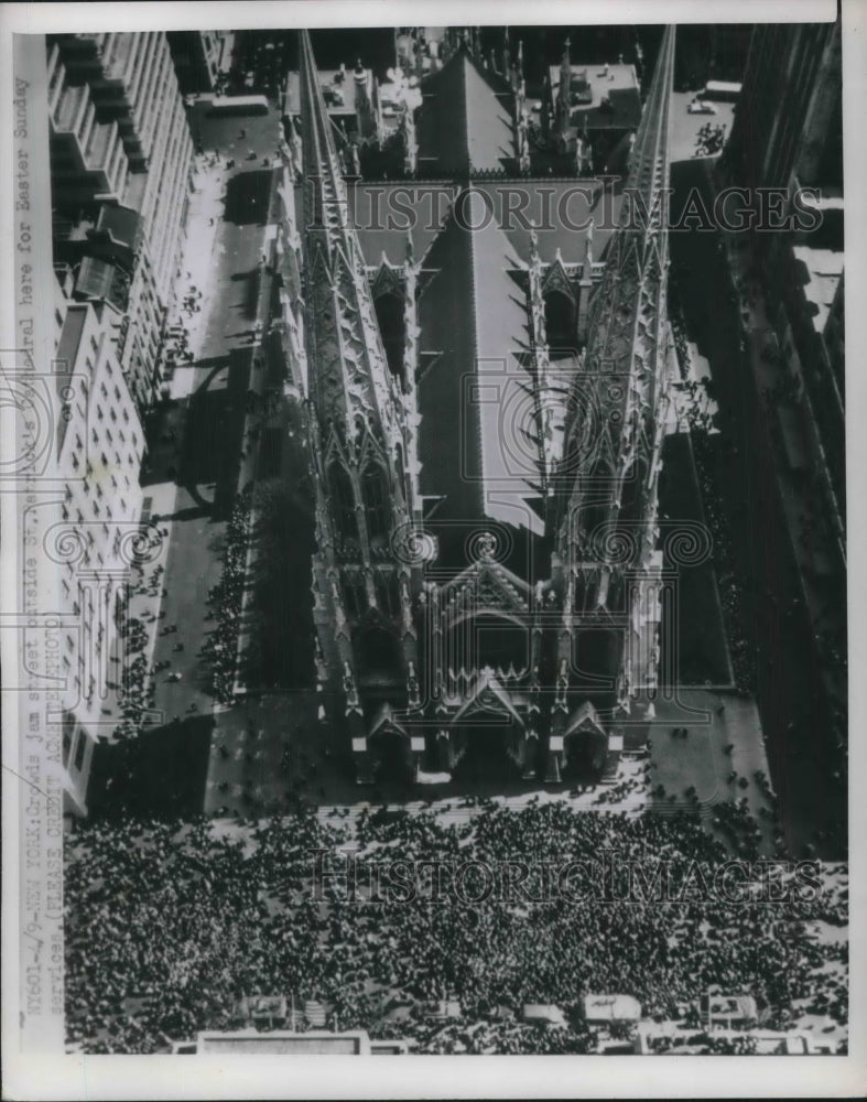 1950 Press Photo Crowd gathers at beautiful St Patrick's Cathedral New York - Historic Images