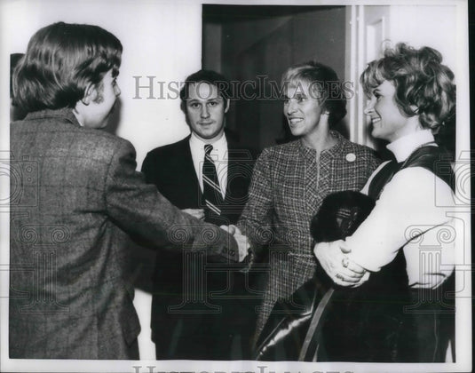 1969 Press Photo Mrs. John Lindsay Greeted by Protest Coordinator Sam Brown-Historic Images