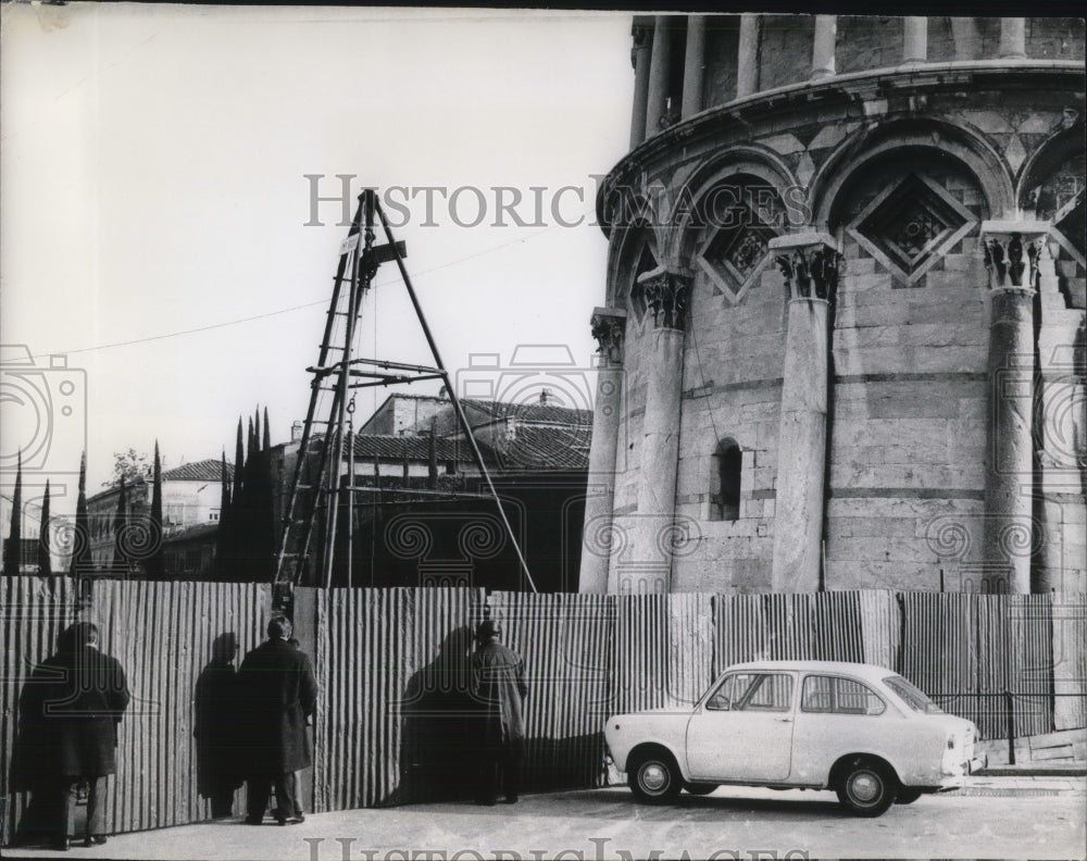 1966 Press Photo Spectators at Famous Leaning Tower at Pisa, Italy-Historic Images