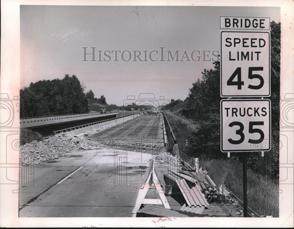 1966 Press Photo Rebuilding of I-90 bridge in Pennsylvania - Historic Images
