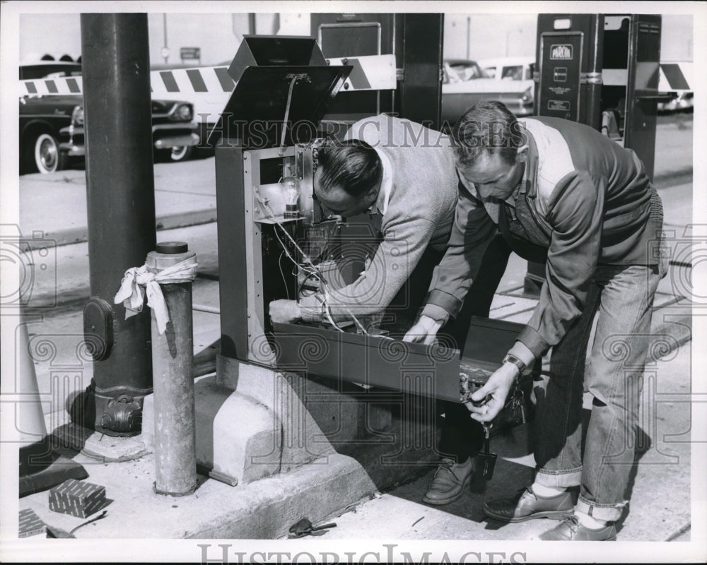 1959 Press Photo Mel Thomas, Don Hudson work on Cleveland traffic signals-Historic Images