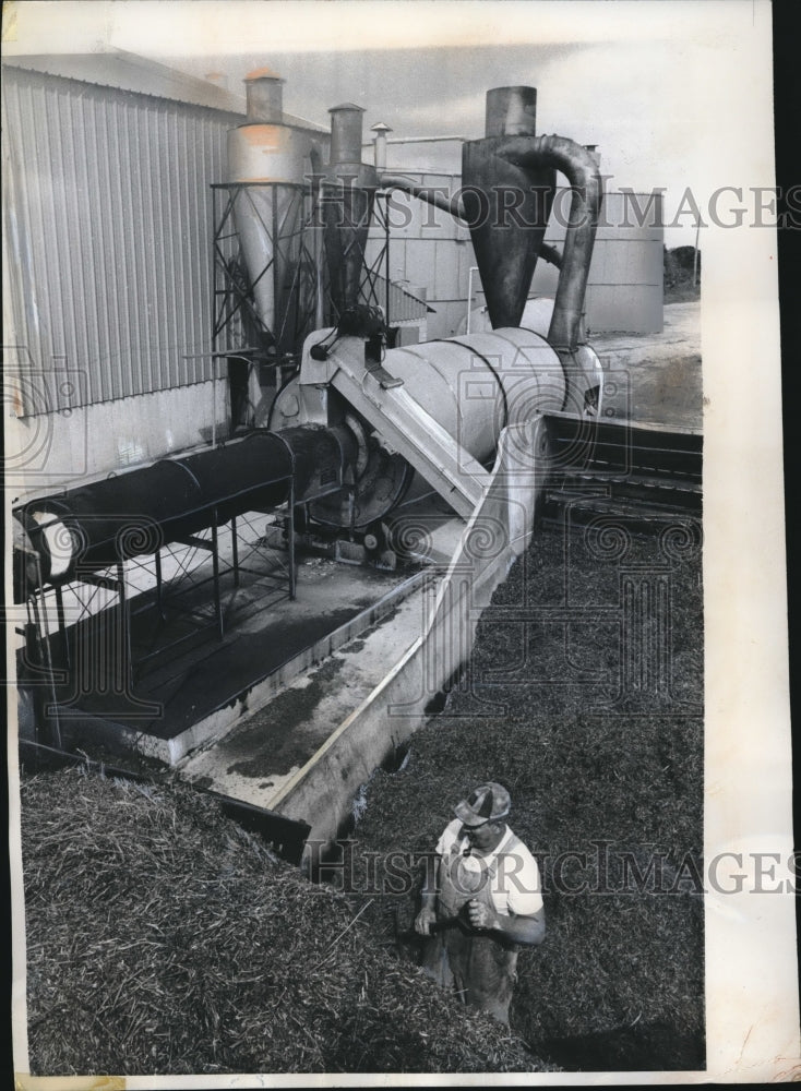 1970 Fred Lukens hay Pellets Wisconsin farm - Historic Images