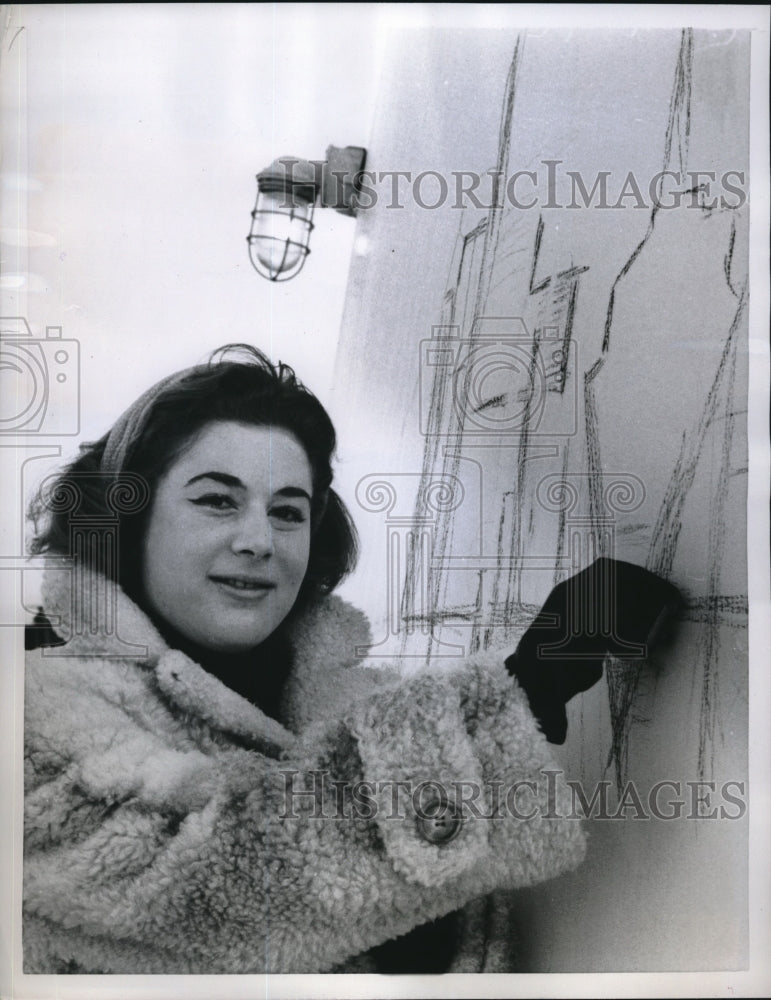 1958 Press Photo NYC, Joan Markson returns from Spain &amp; Italy study of art - Historic Images